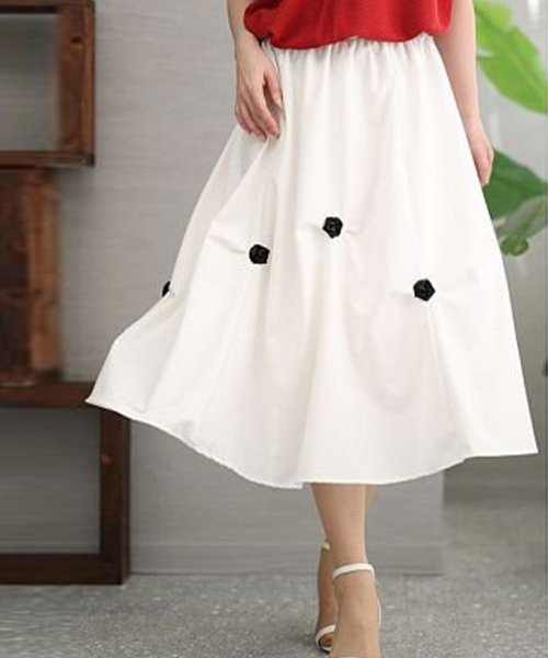 Sawa a la mode(サワアラモード)/バラモチーフの上品フレアスカート/ホワイト