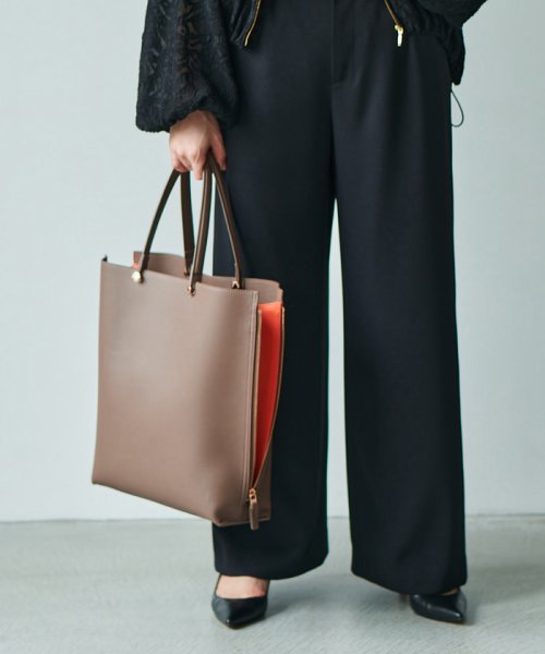 【ドラマ着用】【EPOR】Y BAG Large【A4対応】 BAG 6月下旬 ゴールド× GGX82520と同色同型です 濃いゴールド× A4収納：可 EPOR Large 肩掛け 置いた時も自立し ものの出し入れもしやすいのもポイントです 手がふさがりがちな移動シーンに最適です 2月中旬 A4収納：不可 16インチPCの収納：可 ELEGANTIQUE 機能美