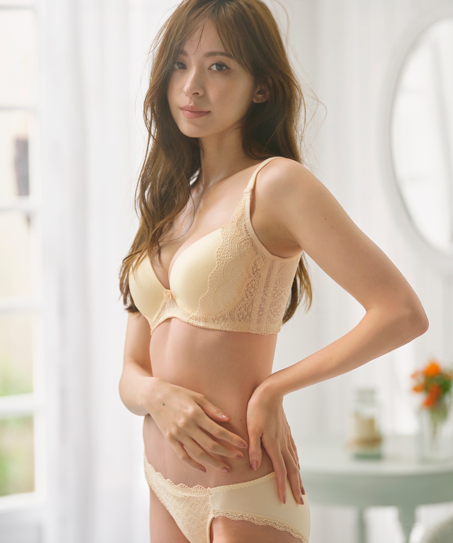 美乳 三吉彩花『anan』美乳特集に登場 「大事なのは“自分の好きな感じ ...