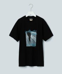 UNTITLED(アンタイトル)/【WORLD for the World】モノクロフォト＆カラーロゴTシャツ/ブラック（019）