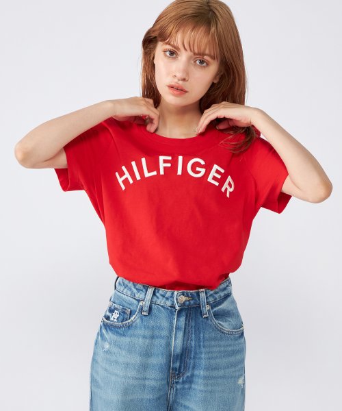 TOMMY HILFIGER(トミーヒルフィガー)/バーシティエンブロイドTシャツ/レッド