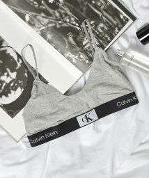 Calvin Klein(カルバンクライン)/【CALVIN KLEIN / カルバンクライン】CK アンダーウェア フロントロゴ ブラジャー 見せブラ スポーツブラ 下着 QF7216/グレー