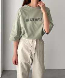 CANAL JEAN(キャナルジーン)/【ユニセックス】1975 TOKYO(1975 トーキョー)"BLUE WALL"半袖Tシャツ/グリーン