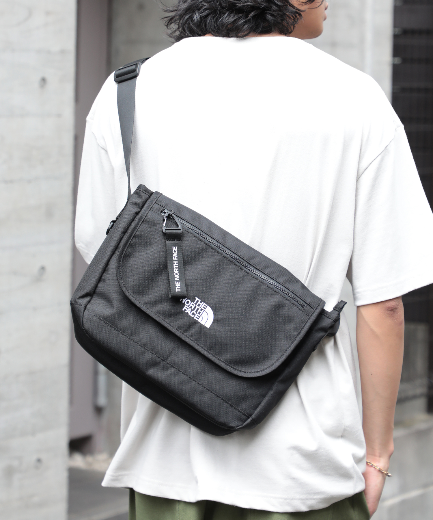 完売！ノースフェイス　MESSENGER　ボディバッグ　ショルダーバッグ　黒クロスバッグ