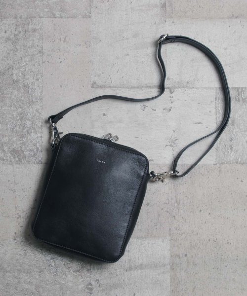 MAISON mou(メゾンムー)/【YArKA/ヤーカ】real leather zip shoulder bag[Alnitak]/リアルレザーショルダーバッグ/ブラック系1