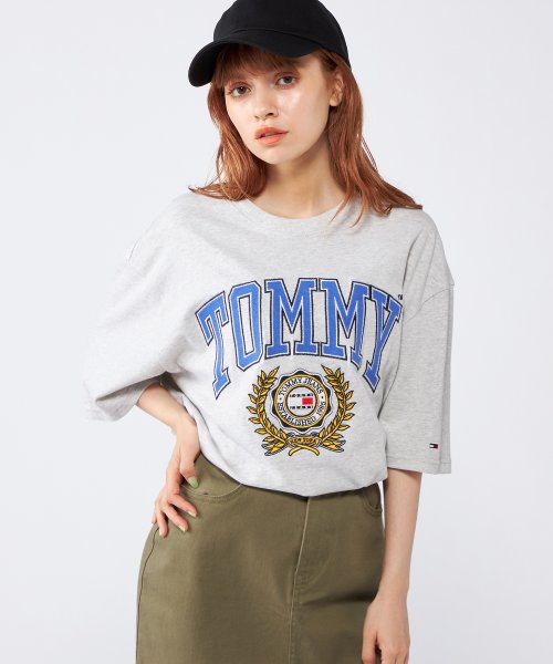 TOMMY JEANS(トミージーンズ)/スケートカレッジTシャツ/グレー