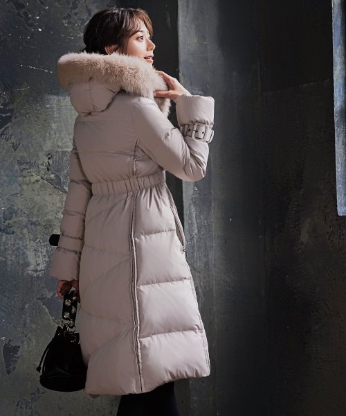 ベルトパフスリーブダウンコート(D670) 商品説明ボリュームのあるフォックスファーが顔周りを飾り、ロング丈で暖かいので冬の定番として重宝するコートで A1399168494 (10688円)