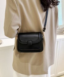 Amulet(アミュレット)/シンプルフラップショルダーバッグ レディース 鞄 斜めがけ 韓国ファッション 10代 20代 30代 オフィスカジュアル ミニバッグ 大人 プレゼント 小さめ /ブラック