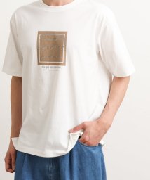 a.v.v (MEN)(アー・ヴェ・ヴェメンズ)/スクエアプリントセミワイドシルエットTシャツ/ブラウン