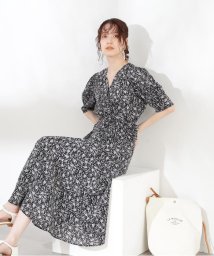 N Natural Beauty Basic(エヌナチュラルビューティベーシック)/フラワープリントカシュクールワンピース/ブラック1