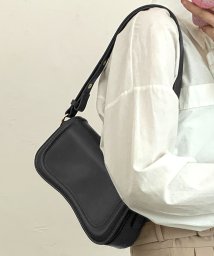Dewlily(デューリリー)/フラップショルダーバッグ 韓国ファッション 10代 20代 30代 シンプルなデザイン 横長 丸みのあるウェーブ型 選べる5色/ブラック