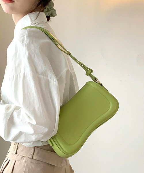 Dewlily(デューリリー)/フラップショルダーバッグ 韓国ファッション 10代 20代 30代 シンプルなデザイン 横長 丸みのあるウェーブ型 選べる5色/グリーン