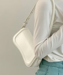 Dewlily(デューリリー)/フラップショルダーバッグ 韓国ファッション 10代 20代 30代 シンプルなデザイン 横長 丸みのあるウェーブ型 選べる5色/ホワイト