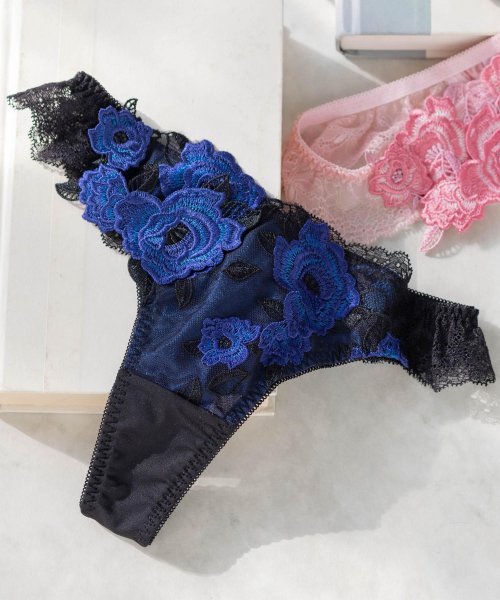 fran de lingerie(フランデランジェリー)/ゴージャス薔薇刺繍フェミニンヒップに 「グレースイストグランデ タンガ」 Tバック タンガ/ブラック