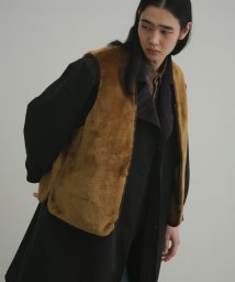 ADAM ET ROPE'(アダム　エ　ロペ)/《別注》【Barbour】リバーシブル フロントジップ ファーライナー ベスト / ロイヤルワラント / ユニセックス/キャメル（25）