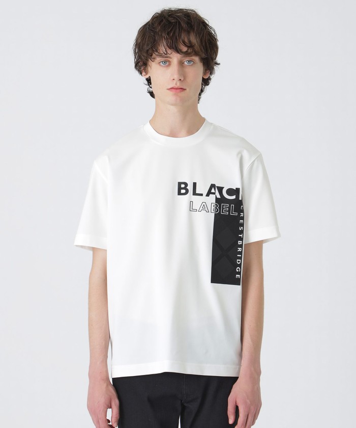 Tシャツ boxy-tshirt-mockup-hanging-on-