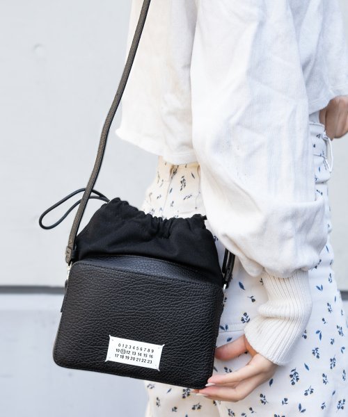 Maison Margiela メゾン マルジェラ 5AC CAMERA BAG MEDIUM ショルダーバッグ カジュアル 斜め掛け マチ ショルダー バッグ 