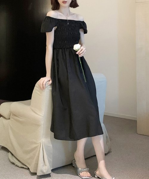 Dewlily(デューリリー)/オフショルシャーリングワンピース 韓国ファッション 10代 20代 30代 華やか オフショルダー シャーリング加工 女性らしい フレアワンピース/ブラック