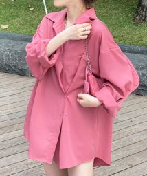 Dewlily(デューリリー)/オーバーサイズアシンメトリーシャツ 韓国ファッション 10代 20代 30代 大きめ 首周りスッキリ 開放的 おしゃれ くすみカラー 可愛い/ピンク