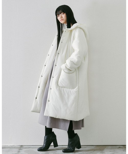 【Audrey and John Wad】コットンシルク厚中わたフーデッドコート 着用サイズ：M　着用カラー：オフホワイト