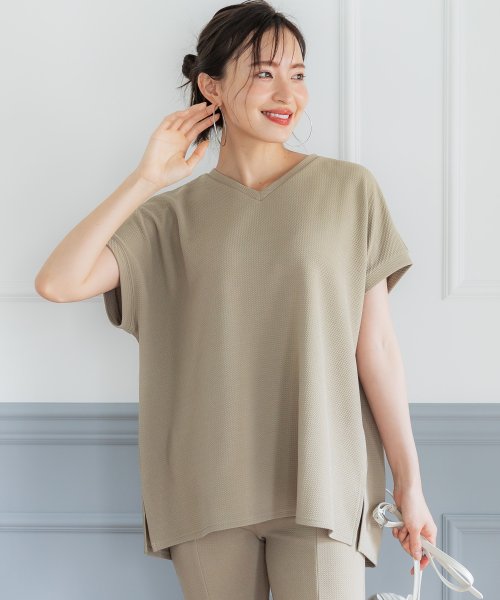 coca(コカ)/【エンボス加工】Vネックサイドスリットトップス/BEIGE