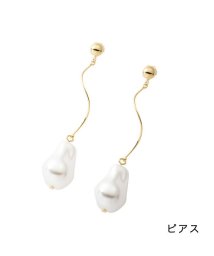 cream dot(クリームドット)/バロックパール風ウェーブロングイヤリング/ピアス/ゴールド系1