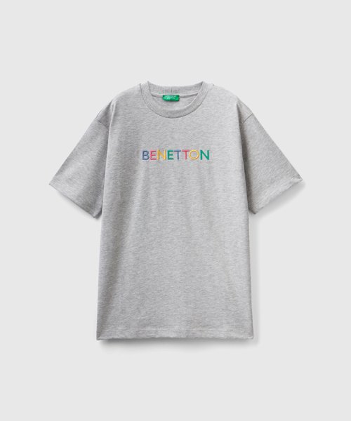 BENETTON (UNITED COLORS OF BENETTON BOYS)(ユナイテッド　カラーズ　オブ　ベネトン　ボーイズ)/キッズカラフルロゴ刺繍半袖Tシャツ・カットソーB/グレー