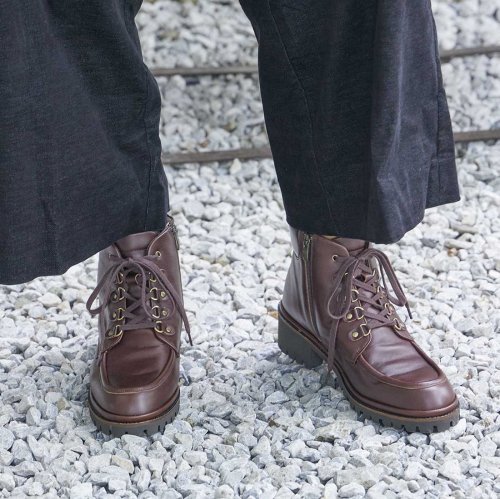 タンクソールレースアップショートブーツ 商品説明マウンテンブーツテイストのショートブーツ。すっきりとしたラストを使用しており、ボリューム感も程良いです。内 E2675385680 (20477円)