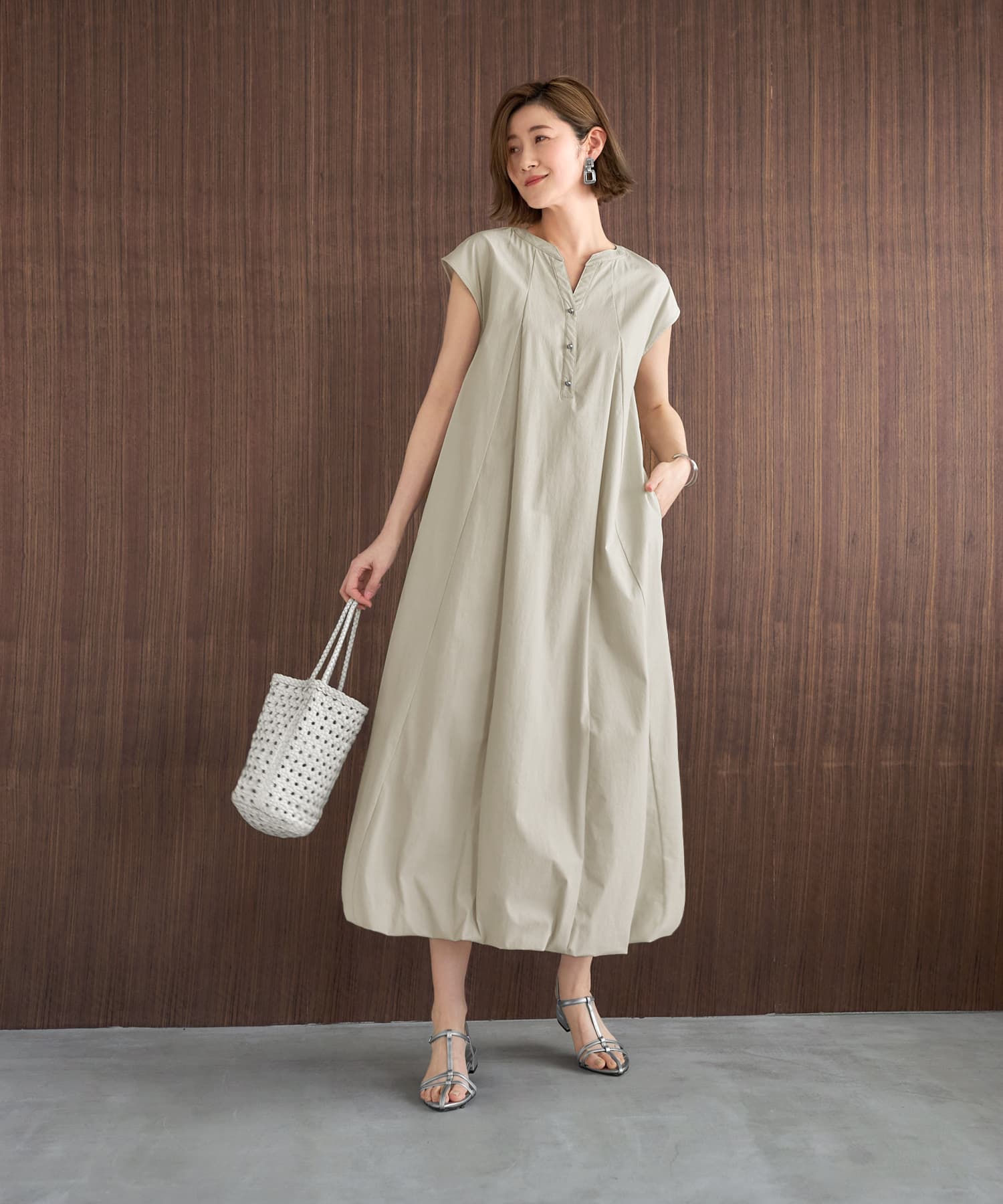 綿の服の女性はおしゃれな婦人服のオーバーの綿入れの上着