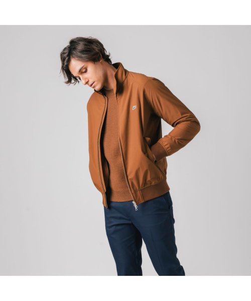 2.5レイヤースイングトップジャケット 商品説明チンストラップを備えたスタンドカラーに、フラップ付きのポケット、袖・裾のリブニット。スイングトップジャケットのベー R1832326694(14168円)