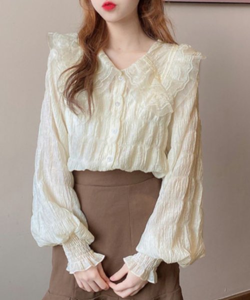 Dewlily(デューリリー)/フリルレースブラウス 韓国ファッション 10代 20代 30代 バックスタイル 大人 可愛い タックアウト おしゃれ シンプル 長袖 きれいめ/アイボリー