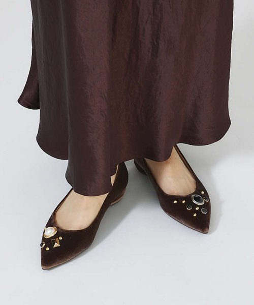 アシンメトリービジューフラットパンプス 商品説明左右アシンメトリーに配置されたビジューが他にはない特別感のある、レディライクな新作パンプス。ビジューパーツはブラックをベースにして、大人っ N1425634588(11011円)