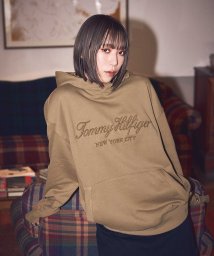 TOMMY HILFIGER(トミーヒルフィガー)/【オンライン限定】オーバーサイズロゴフーディ/カーキ