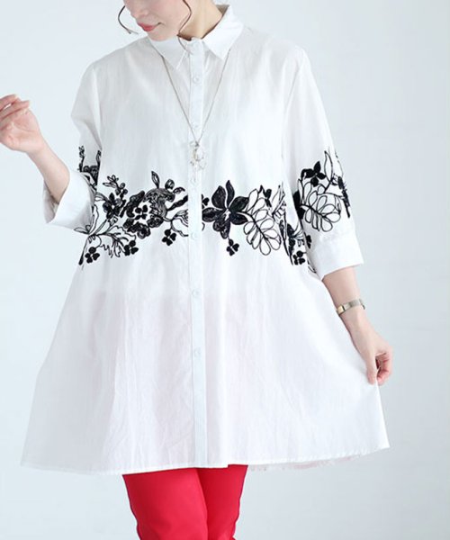 Sawa a la mode(サワアラモード)/エレガントな花刺繍のコットンシャツチュニック/ホワイト