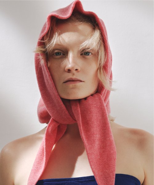 【elegancese / エレガンセーゼ】diamond knit ニットスカーフ ピュアカシミヤ 100% eleganceseの製品は elegancese diamond 全て上質なカシミヤを使用したマフラーです 最高品質とされる内モンゴル産のホワイト原料を使用しており しっとりと柔らかく 使い込むほど風合いが増し フワッと柔らかな肌触りを実感して頂けます 長さ 142cm