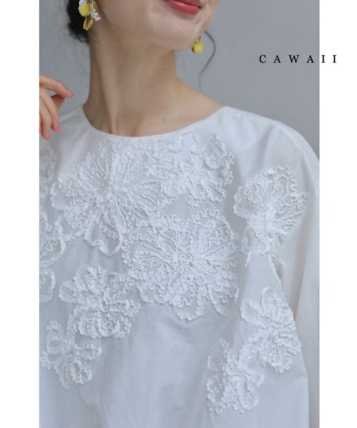 CAWAII(カワイイ)/ふわりウエストシャーリングの浮き立つ白花ブラウストップス/ホワイト
