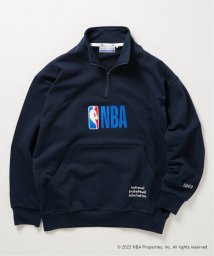 JOURNAL STANDARD relume Men's(ジャーナルスタンダード　レリューム　メンズ)/【Off The Court by NBA】別注 ロゴハーフジッププルオーバースウェット/ネイビー