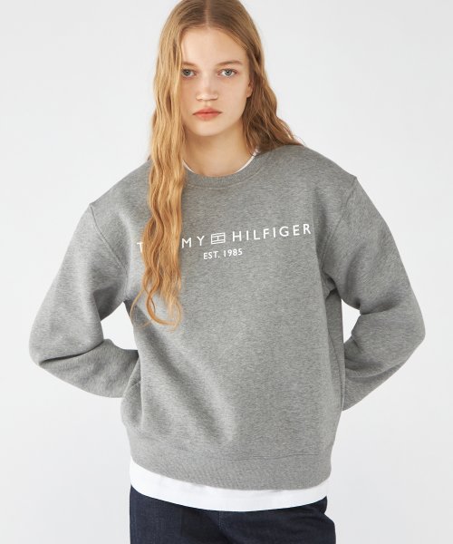 TOMMY HILFIGER(トミーヒルフィガー)/モダンベーシッククロップドロゴクルーネックスウェットシャツ/グレー