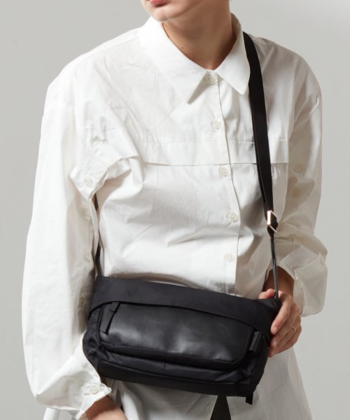 リサイクルナイロン×カウレザー ラップミニショルダー 