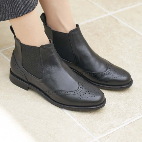 ウィングチップサイドゴアブーツ 商品説明トゥ先に繊細なメダリオンが配された、クラシカルなサイドゴアブーツです。スカートでもパンツでも合わせやすいように短めにカットした丈感がポイント。足首周りのも Y1450106132(11000円)