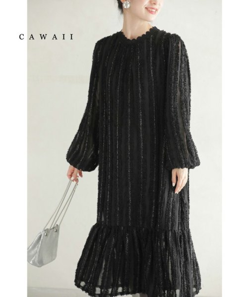 CAWAII(カワイイ)/流れる煌めきとふわふわファーラインのフレア裾ティアードワンピース/ブラック