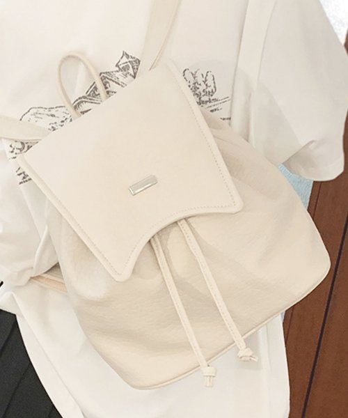 Dewlily(デューリリー)/フェイクレザーリュック レディース 10代 20代 30代 韓国ファッション カジュアル おしゃれ バッグ バック 鞄 大容量 リュックサック 黒 白/ホワイト