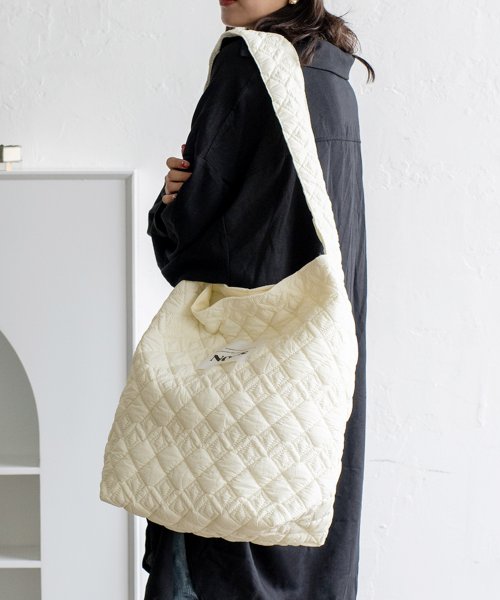 キルティングナイロンショルダーバッグ【aroco/アロコ】レディース a4 肩掛け 斜め掛け ワンショルダーバッグ 大容量 縦長 縦型 大きいバッグ ボンディン 人気・おすすめ｜使いやすい・旅行におすすめ 品質保証 全国発送