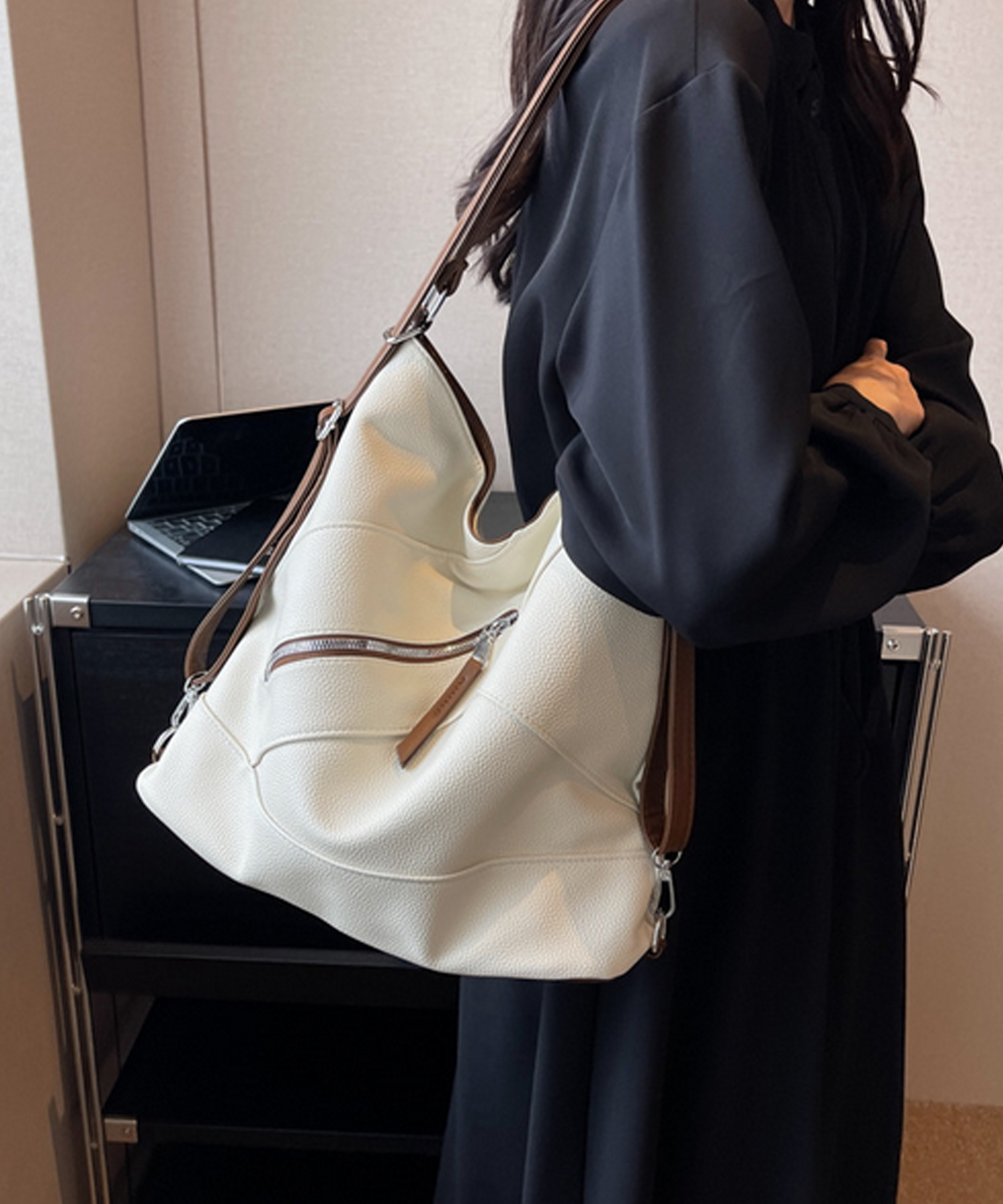 【格安得価】シンプルバッグ　白　フェイクレザー バッグ