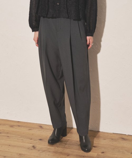 【Audrey and John Wad】2タックカーブパンツ H164 B79 W58 H82 5cm 着用サイズ：M　着用カラー：ブラック 着用サイズ：M　着用カラー：グレイッシュベージュ