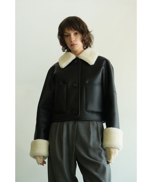 VEGAN LEATHER BOA SHORT JACKET 商品説明ビーガンレザーとボアをボンディングしたショートコート。大きい衿とロールアップされた部分のボアがポイントで、内側もボア仕様なので風を通しずらく暖 L2854929834(21780円)