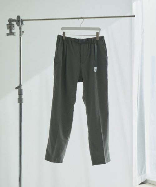 ADAM ET ROPE'(アダム　エ　ロペ)/《別注》【GRAMICCI / グラミチ】REFLEX ECO WEATHER STRETCH SLIM SLACKS / ストレッチ性 / 吸水速乾/チャコール（06）