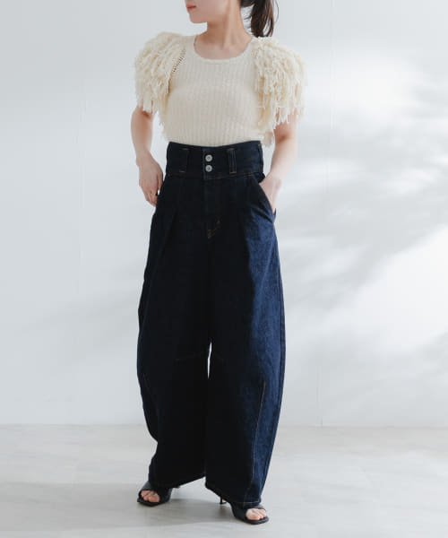 atelierSOMETHING　TLEB　BALLOON 商品説明【TLEB BALLOON】フォルムにこだわった立体感のあるバルーンデニムパンツ。裾にダーツを入れることで生まれる、トレンドのカーブラインが大人可愛い一着です。ワイドなベルトデザ V1676642773(12870円)