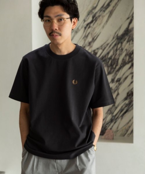 SHIPS MEN(シップス　メン)/【SHIPS別注】FRED PERRY: SOLOTEX(R) 鹿の子 ワンポイント ロゴ Tシャツ24SS/チャコールグレー