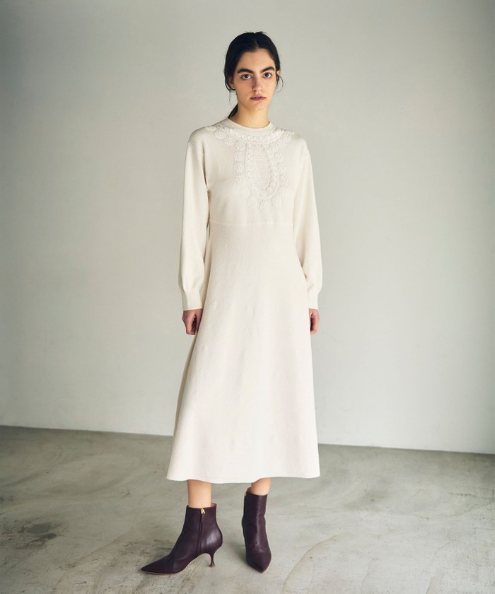 GRACECONTINENTAL エスニック刺繍ニットワンピース ホワイト 36 GRACECONTINENTAL エスニック刺繍ニットワンピース ホワイト 36